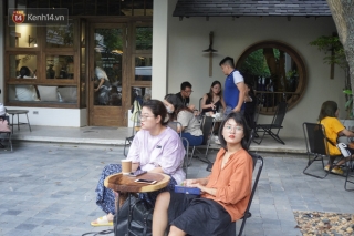 Giới trẻ Hà Nội đeo khẩu trang khi xuống phố, làm thủ tục dự thi hay đi cafe vẫn nghiêm chỉnh chấp hành - Ảnh 10.