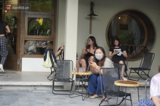 Giới trẻ Hà Nội đeo khẩu trang khi xuống phố, làm thủ tục dự thi hay đi cafe vẫn nghiêm chỉnh chấp hành - Ảnh 11.