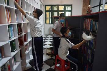 Học sinh tự trang trí ghế đá, sắp xếp sách trong thư viện, làm đẹp cảnh quan trường - Ảnh 3.