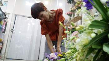 Giữa chợ hoa Hồ Thị Kỷ, cặp vợ chồng từng bị liệt thắp đèn xuyên đêm cắm hoa - ảnh 5