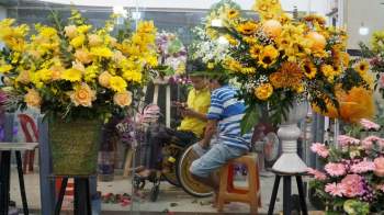 Giữa chợ hoa Hồ Thị Kỷ, cặp vợ chồng từng bị liệt thắp đèn xuyên đêm cắm hoa - ảnh 1