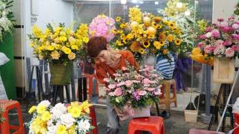 Giữa chợ hoa Hồ Thị Kỷ, cặp vợ chồng từng bị liệt thắp đèn xuyên đêm cắm hoa - ảnh 4