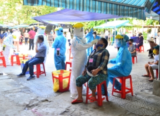4 ca Covid-19 mới tại Đà Nẵng: 2 y bác sỹ bị nhiễm nCoV trong lúc chăm sóc bệnh nhân, người bán cafe ở nhà và nhiều lần đi chợ - Ảnh 1.
