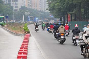 Hà Nội: Nhiều tài xế không dám đi vào làn BRT dù đã tạm thời bỏ phân làn - Ảnh 3.