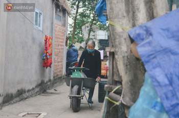 Khu ổ chuột giữa lòng Hà Nội những ngày lạnh nhất từ đầu mùa: Hàng ế nhờ cả xóm ăn hộ, đêm về bà cháu chỉ biết ôm nhau ngủ chống rét - Ảnh 5.