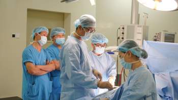 Phẫu thuật nội soi lồng ngực cắt tuyến ức điều trị bệnh nhược cơ - Ảnh 2.