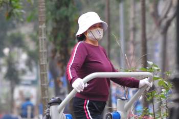 Người dân Hà Nội đeo khẩu trang khi rèn luyện sức khỏe ngoài trời - Ảnh 10.