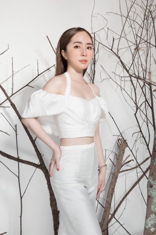 Người đẹp Hà Thành đã giảm được 3kg khoe được vòng eo thon thả trong set đồ áo croptop mix cùng quần trắng này