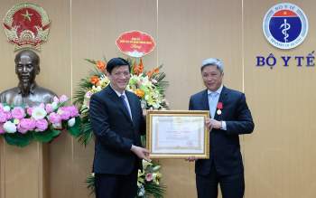 Thứ trưởng Bộ Y tế Nguyễn Trường Sơn được trao tặng Huân chương Lao động hạng Nhì - Ảnh 1.