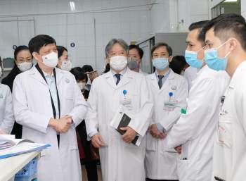 Bộ trưởng Bộ Y tế kiểm tra công tác trực cấp cứu, chúc Tết ở BV Việt Đức và BV Nhi Trung ương - Ảnh 1.
