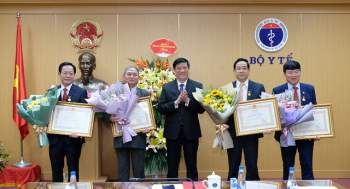 Thứ trưởng Bộ Y tế Nguyễn Trường Sơn được trao tặng Huân chương Lao động hạng Nhì - Ảnh 2.