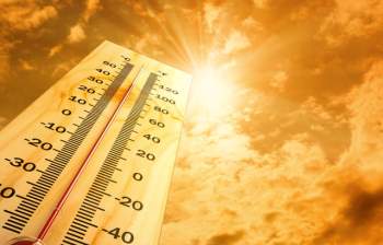 Đón đợt nắng đầu tiên của năm, Hà Nội nóng tới 36 độ C - Ảnh 2.