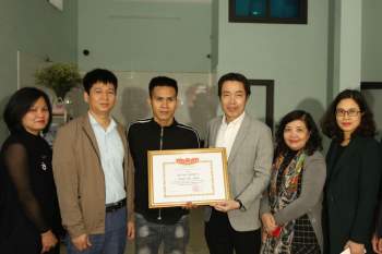 Trao tặng bằng khen của Bộ trưởng Bộ LĐ-TB&XH cho anh Nguyễn Ngọc Mạnh - Ảnh 1.