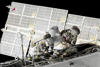 Hai nhà du hành vũ trụ Nga đi bộ ngoài không gian hơn 7 tiếng đồng hồ -0