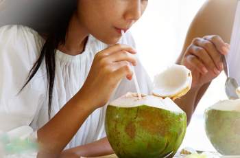 Uống nước dừa mùa hè rất mát nhưng lạm dụng có tốt không? - Ảnh 1.