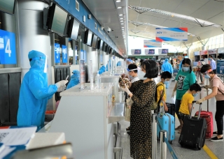 Giám đốc Sở Du lịch đến sân bay tiễn hàng trăm du khách bị mắc kẹt do dịch Covid-19 rời Đà Nẵng - Ảnh 2.