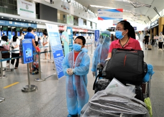 Giám đốc Sở Du lịch đến sân bay tiễn hàng trăm du khách bị mắc kẹt do dịch Covid-19 rời Đà Nẵng - Ảnh 1.