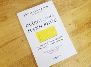 “Đường cong hạnh phúc”: Cẩm nang nhân văn, hướng dẫn tìm lại hạnh phúc tuổi trung niên - Ảnh 1.