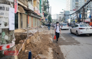 Tin nhanh - Hà Nội: Vỉa hè thành đại công trường, người dân đi lại khó khăn
