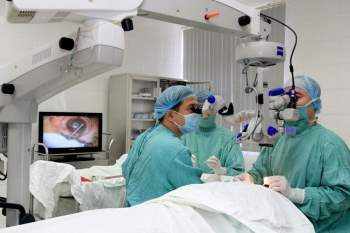 Bệnh viện Trung ương Huế vừa thực hiện thành công ca ghép giác mạc cho 2 bệnh nhân có bệnh lý về mắt.