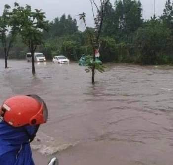 Do mưa lớn khiến một số tuyến đường của Thủ đô Hà Nội ngập úng nghiêm trọng. - Ảnh 5.