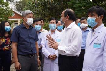 Thứ trưởng Y tế Nguyễn Trường Sơn (bìa trái) động viên cán bộ, nhân viên y tế làm việc tại Bệnh viện dã chiến Củ Chi (ảnh: BYT)