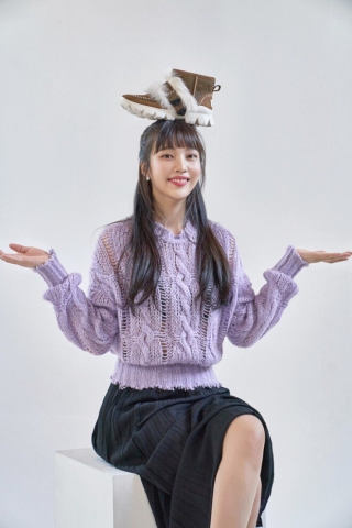 Trong khi gà nhà SM diện dáng áo y chang cũng chụp hình thời trang như Jennie mà trông Joy có phần nhìn quê mùa hơn Jennie