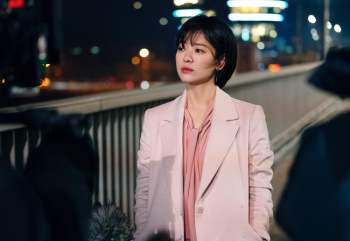Song Hye Kyo diện blazer không bao giờ 