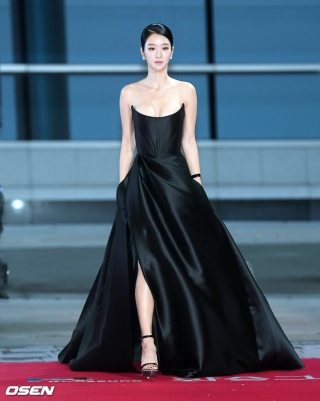 Tuần qua các chị đẹp đều diện đầm đen đi dự sự kiện, Nữ thần Kim Ưng Tống Thiến lại tiếp tục bị 