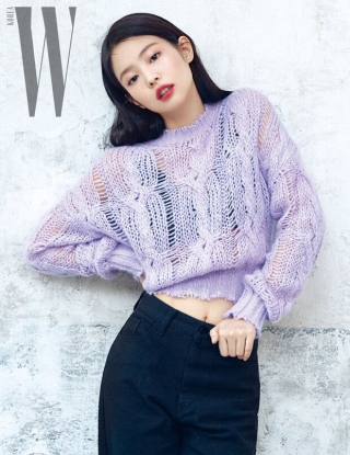 Gà nhà YG vô cùng xinh đẹp khi diện áo len tím xuyên thấu khi chụp cho tạp chí W Korea