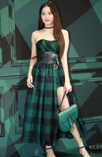 Hành trình của Jisoo tại Dior: Từng được cho là mờ nhạt, dần phủ sóng loạt cover tạp chí và trở thành cây Dior sống - Ảnh 4.