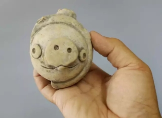 Món đồ chơi cổ đại 3000 năm tuổi giống hệt chú lợn trong Angry Birds - Ảnh 1.