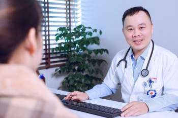 Bác sĩ Hoàng Mạnh Ninh: “Hạnh phúc của khách hàng cũng là niềm hạnh phúc của Bác sĩ thẩm mỹ như chúng tôi” - Ảnh 1.