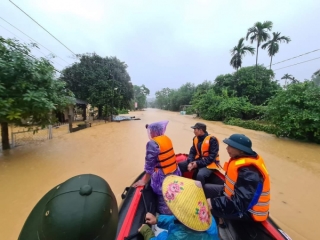 Lực lượng chức năng đi hỗ trợ người dân ứng phó lũ lụt