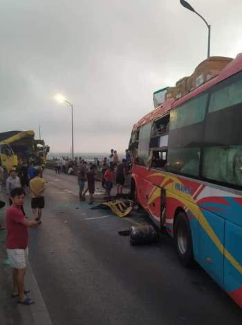 Quảng Bình: Tài xế xe tải Tu vong sau va chạm mạnh với xe khách trên cầu Gianh - Ảnh 1.