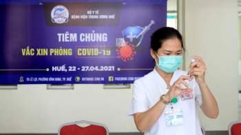 Bệnh viện TƯ Huế triển khai tiêm vaccine phòng COVID-19 cho các nhân viên y tế - Ảnh 8.