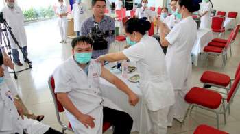 Bệnh viện TƯ Huế triển khai tiêm vaccine phòng COVID-19 cho các nhân viên y tế - Ảnh 6.