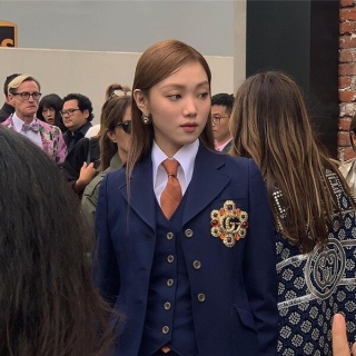 Phụ kiện đính áo vàng trên áo suit của mỹ nhân Hàn còn tôn lên nhan sắc của cô giữa đám đông
