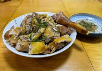 Mẹ Việt ở Nhật hướng dẫn cách làm món gà ủ muối thơm ngon chuẩn vị nhà hàng, phần da vàng ươm ăn giòn sần sật một lần nhỡ mãi - Ảnh 1.