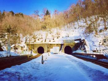 Theo Atlas Obscura, ga Koboro ở Toyoura, Hokkaido là điểm nổi tiếng nhất trong danh sách các hikyō-eki. Nó nằm gọn trong khoảng đất dài cỡ 100 m nằm giữa hai đường hầm. Ảnh: 1geso1.