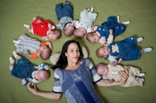 Gánh nặng nuôi 14 đứa con, bà mẹ đơn thân 