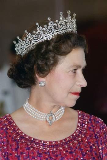 Bóc tách trang phục của Kate Middleton trong tang lễ Hoàng tế Philip để thấy cô được lòng Nữ hoàng Anh như thế nào - Ảnh 2.