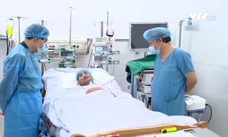 Lần đầu ghép ruột từ người cho sống ở Việt Nam: Hơn 100 y bác sĩ chinh phục tạng khó ghép nhất - Ảnh 2.
