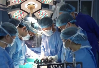 Lần đầu ghép ruột từ người cho sống ở Việt Nam: Hơn 100 y bác sĩ chinh phục tạng khó ghép nhất - Ảnh 1.