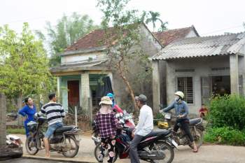 Cuộc đời tàn nhẫn với bé trai quán bánh xèo: Mẹ mất, cha bệnh, bà chủ đánh đập - ảnh 3