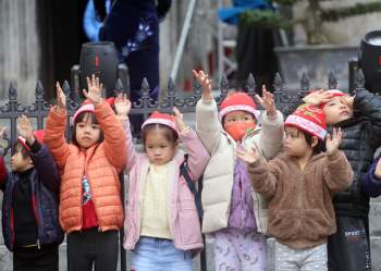 Hà Nội: Người dân nô nức kéo đến Nhà thờ Lớn check-in trước lễ Giáng sinh - Ảnh 14.