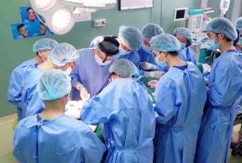 Bác sĩ cân não khi phẫu thuật tái tạo gương mặt biến dạng cho bệnh nhân
