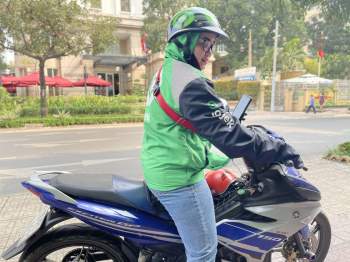 Nữ tài xế Gojek một mình nuôi ba con, gạt tủi thân dưới cái nắng nhận cuốc - ảnh 1