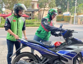 Nữ tài xế Gojek một mình nuôi ba con, gạt tủi thân dưới cái nắng nhận cuốc - ảnh 6