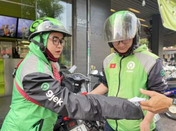 Nữ tài xế Gojek một mình nuôi ba con, gạt tủi thân dưới cái nắng nhận cuốc - ảnh 4